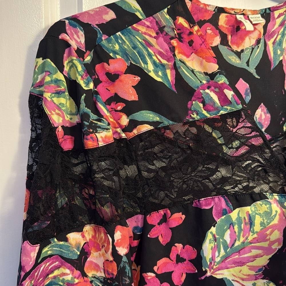 Floral Kimono with Lace Trim - Picture 4 of 12
